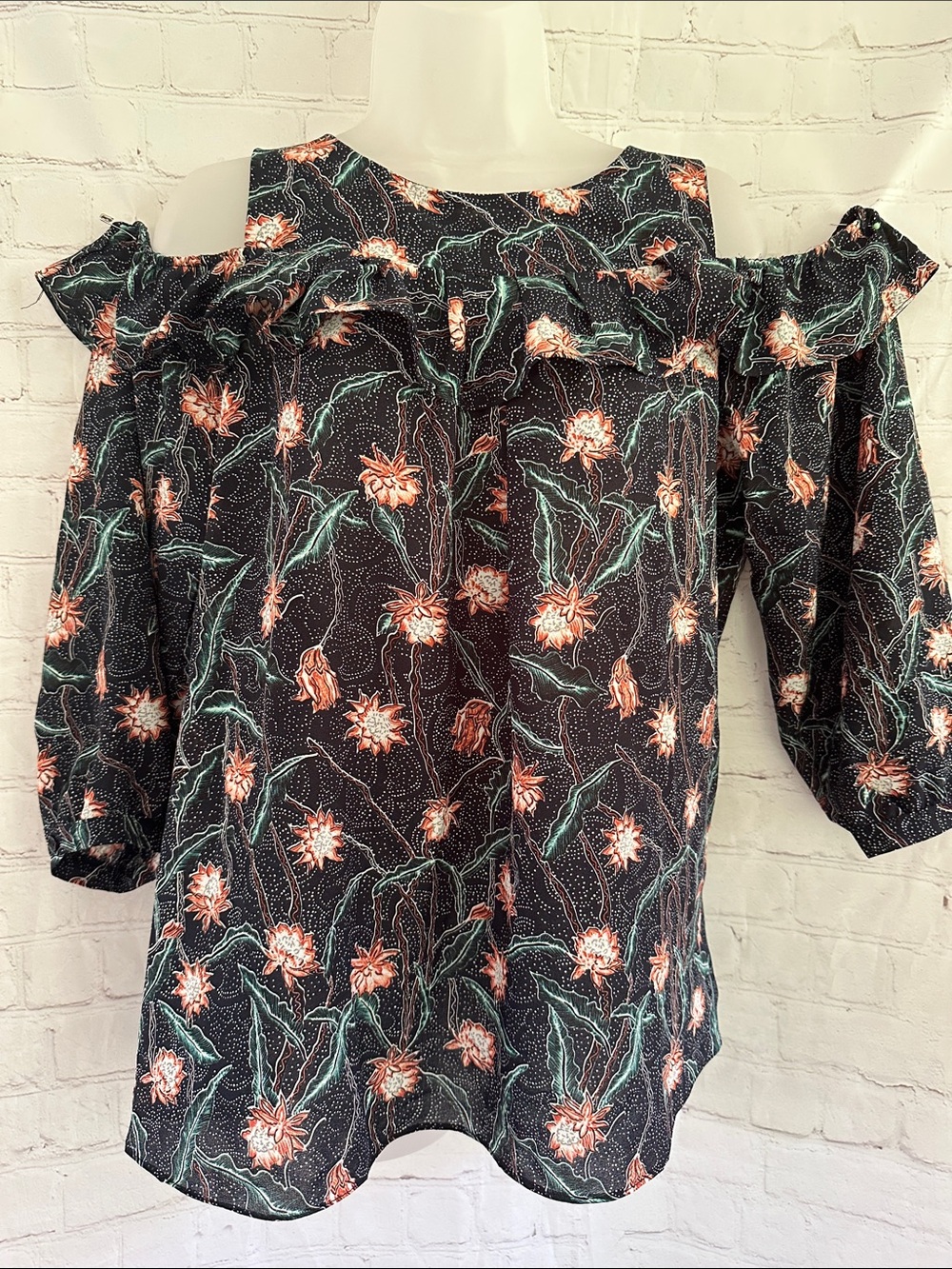 Entro NWT Cold-Shoulder Floral Ruffled  Blouse in Navy and Coral size S
